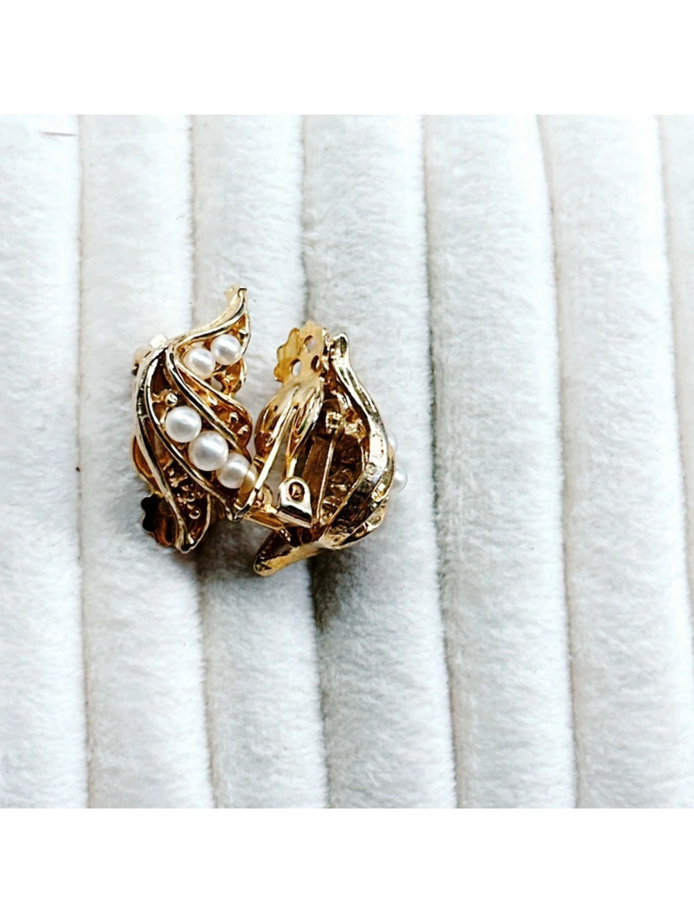 5411gc. Goldtone Vintage Faux Pearl Clip ONS